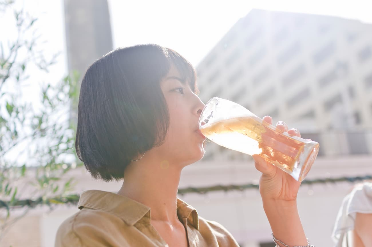 お酒を飲んでいる女