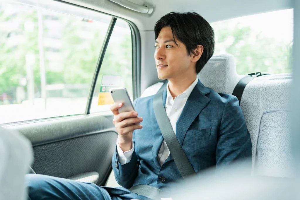 タクシーに乗るビジネスマン