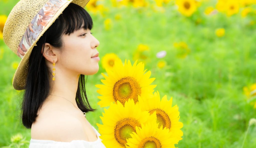 ひまわりと女性