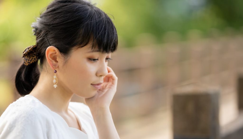 悩む女性