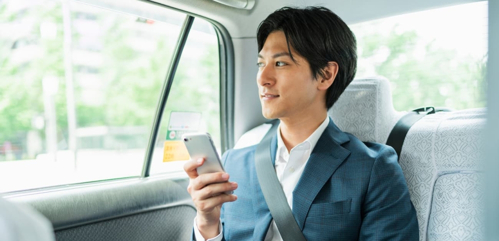 タクシーを使っている男性