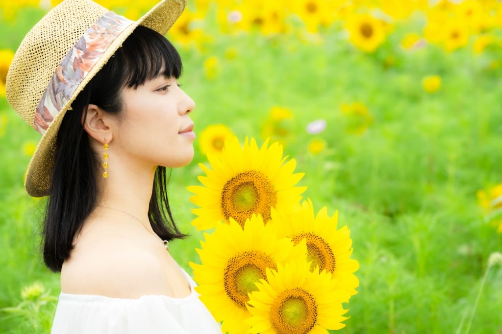 ひまわりと女性