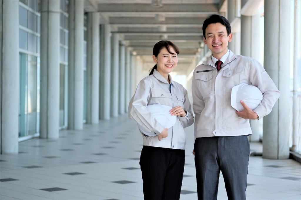 製造業の中年男性社員・若い女性スタッフ
