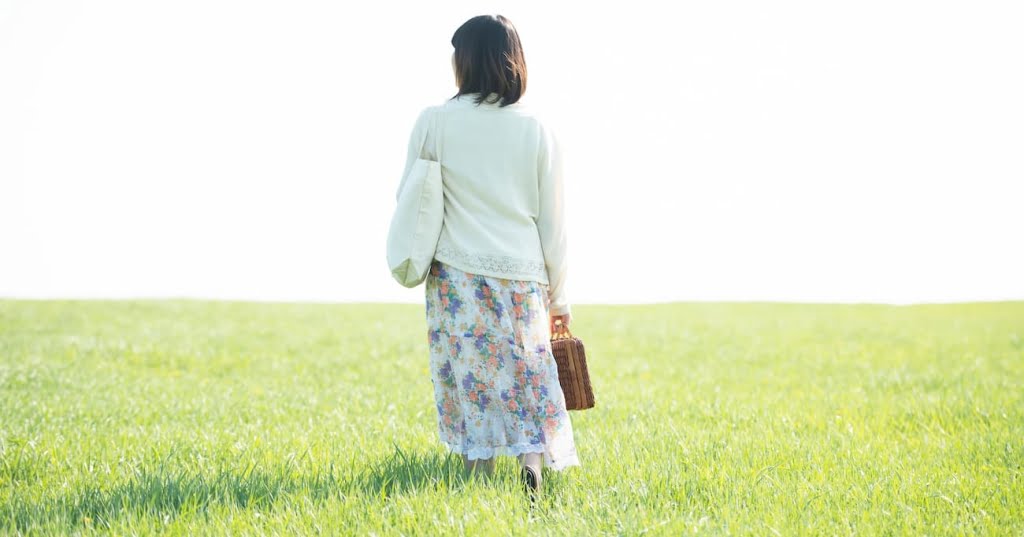 去っていく女性